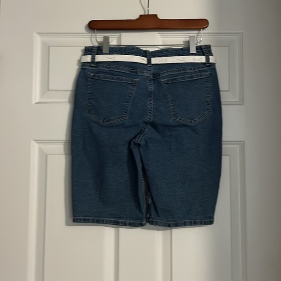 Lee midrise Bermuda shorts with belt, size 6 NWT - Picture 2 of 3